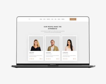 Екран лептопа, на якому веб-сайт з фото та інформацією про чоловіка та двох жінок